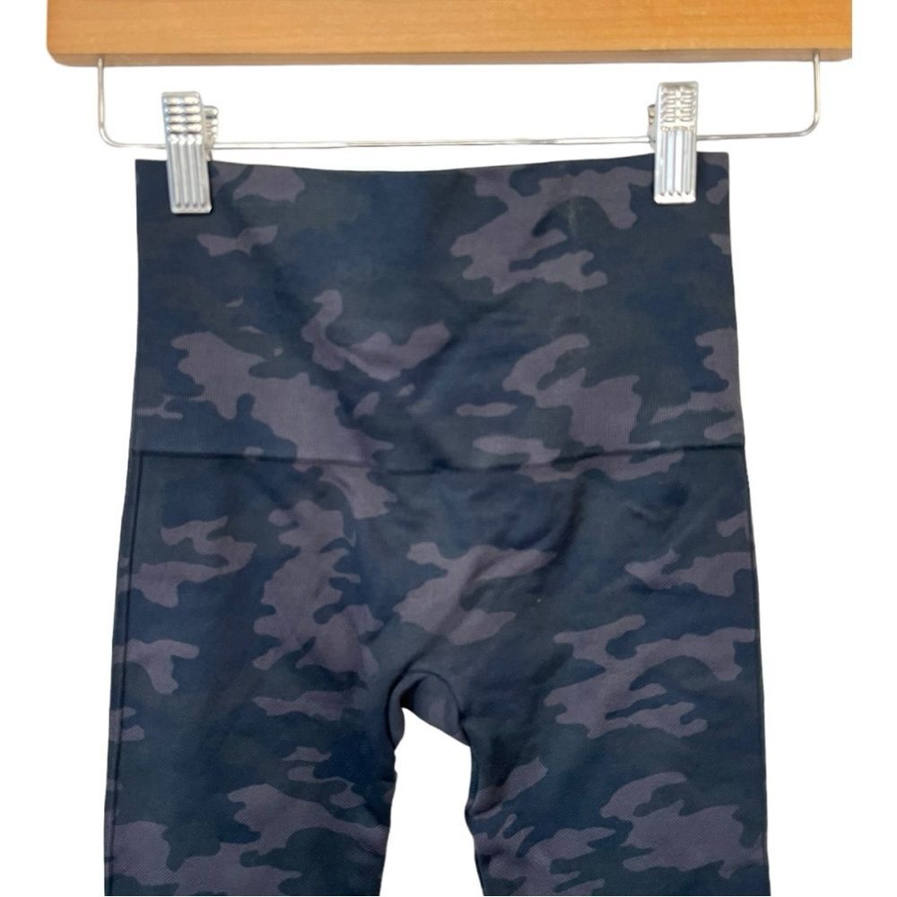 Spanx | Navy Ribbed Camo Seamless Cropped‎ Leggings Small - Picture 4 of 8